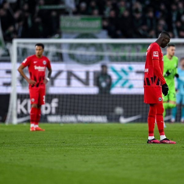  Enttäuschte Gesichter nach dem Remis in Wolfsburg. Die Frankfurter finden bisher noch nicht zurück zu ihrer Form aus der Hinrunde. (Bild: imago images / Nordphoto)