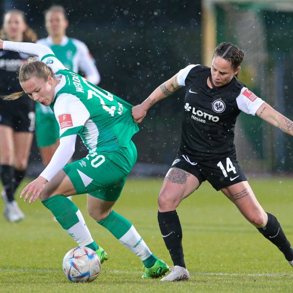  Matchwinnerin Géraldine Reuteler (re.) und Eintracht Frankfurt erkämpften sich in Bremen wichtige drei Punkte. (Bild: IMAGO / foto2press)