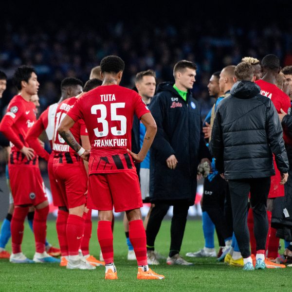  Unmittelbar nach der Partie war die Enttäuschung den Frankfurtern Spielern deutlich anzumerken. Trotz des Ausscheidens kann die SGE jedoch stolz auf ihre erste Champions-League-Teilnahme sein. (Bild: imago images / Eibner)