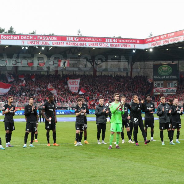  Wieder einmal enttäuschte Gesichter nach der Partie. Die Eintracht verliert auch in Berlin und steckt inzwischen in einer echten Krise. (Bild: imago images / Jan Huebner)