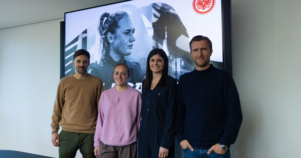  Neuzugang Gräwe im Kreis ihrer neuen Arbeitgeber. (Foto: Eintracht Frankfurt)