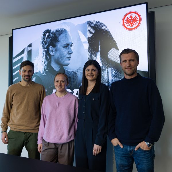  Neuzugang Gräwe im Kreis ihrer neuen Arbeitgeber. (Foto: Eintracht Frankfurt)