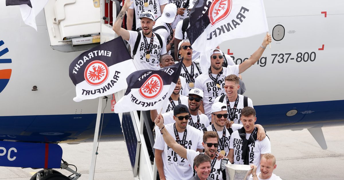  Rückkehr am Flughafen nach dem jüngsten Erfolg der Vereinsgeschichte: Sieg der Europa League 2022 (Foto: Heiko Rhode)