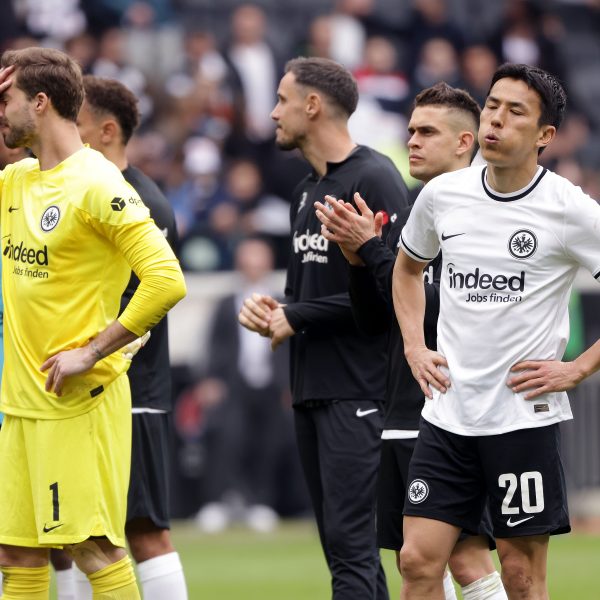  Die Eintracht konnte im April keinen Bundesliga-Sieg einfahren. Kevin Trapp (li.) und Makoto Hasebe (re.) zeigen sich nach dem Spiel gegen Augsburg fassungslos. (Bild: Heiko Rhode)