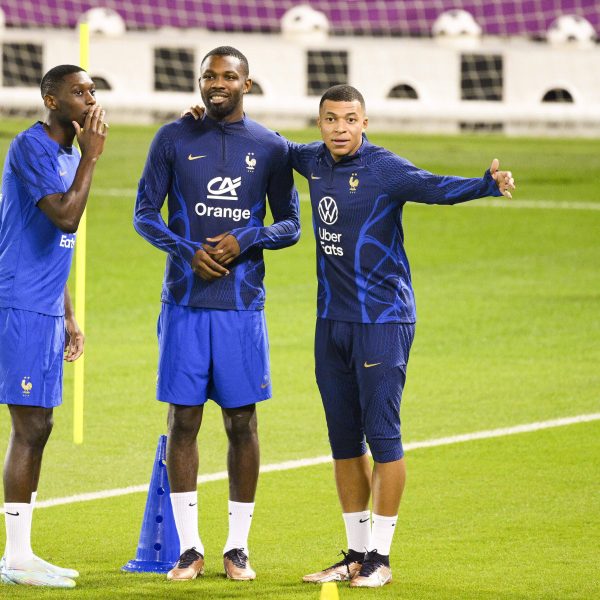  Stürmen Randal Kolo Muani (li.) und Kylian Mbappé (re.) bald zusammen für Paris? (Bild: IMAGO / PanoramiC)