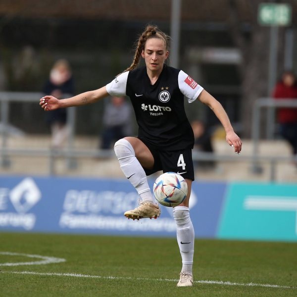  Sophia Kleinherne hat nicht nur Augen für den Ball. (Bild: IMAGO / Hartenfelser)