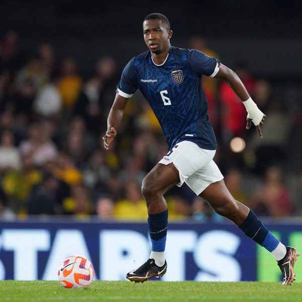 Willian Pacho am Ball im Spiel seiner Nationmannschaft Ecuador gegen Australien.