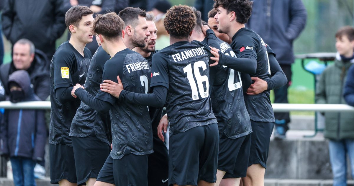 Feiern den nächsten Sieg: Die Spieler der U21. (Bild: IMAGO / Rene Schulz)