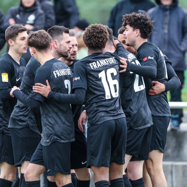  Feiern den nächsten Sieg: Die Spieler der U21. (Bild: IMAGO / Rene Schulz)