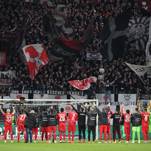  Endlich wieder ein Grund zum Feiern für die Fans von Eintracht Frankfurt. Mit dem Einzug ins DFB-Pokal-Halbfinale scheint der Knoten endlich geplatzt zu sein. (Bild: imago images / Matthias Koch)