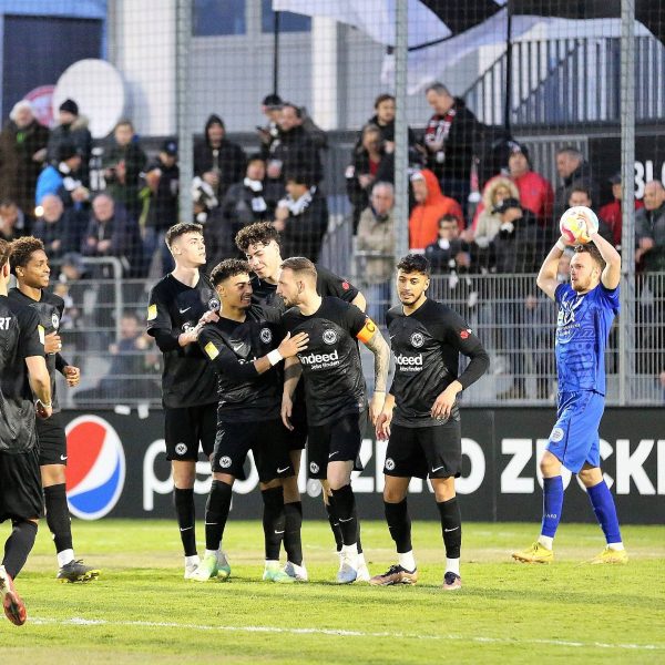  Jubel zum 2:0: Die U21 feierte den nächsten Sieg. (Bild: IMAGO / Hartenfelser)