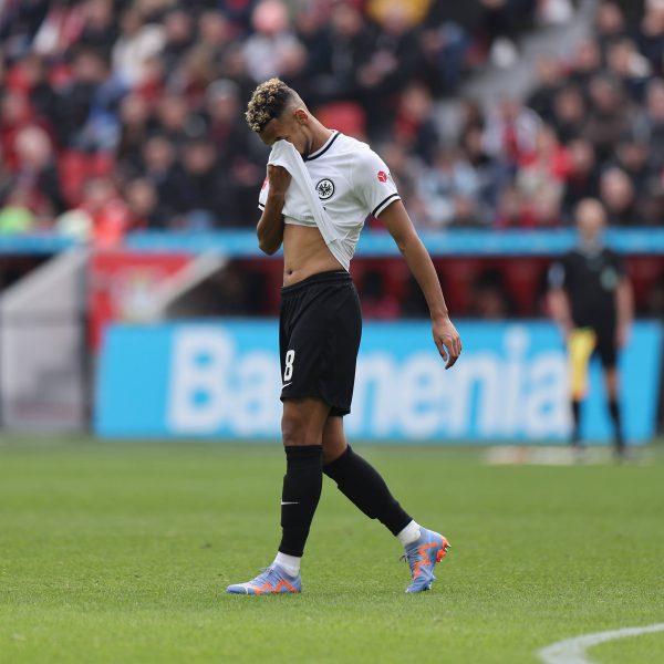  Djibril Sow & Co. wirken bislang noch nicht wach und liegen verdient mit 0:2 hinten: (Bild: IMAGO / HMB-Media)