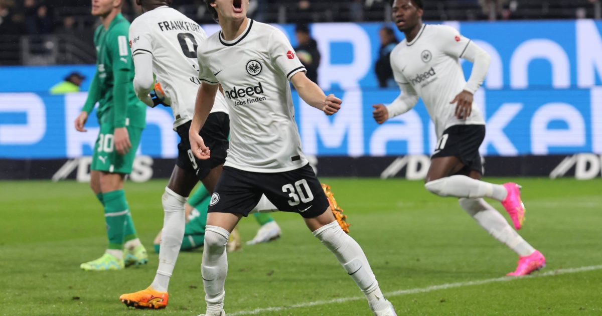  Ein wenig mehr Mut und Unbekümmertheit wie bei Paxten Aaronson könnte der Eintracht im Schlussspurt guttun (Bild. IMAGO images / Rene Schulz)