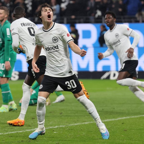  Ein wenig mehr Mut und Unbekümmertheit wie bei Paxten Aaronson könnte der Eintracht im Schlussspurt guttun (Bild. IMAGO images / Rene Schulz)