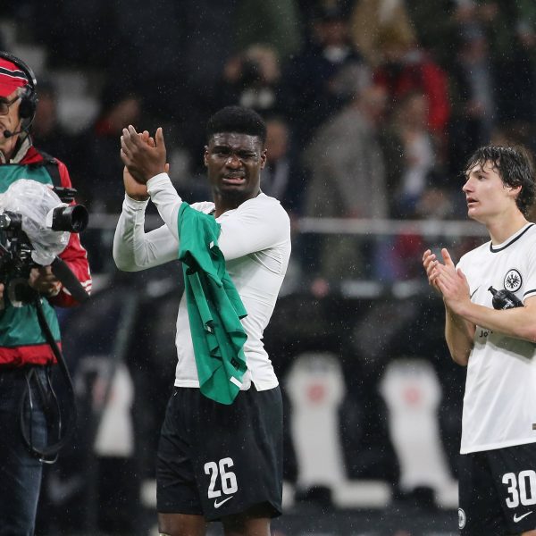  Junior Dina Ebimbe und Paxten Aaronson brachten in einem erneut tristen Eintracht-Spiel die Wende. Oliver Glasner sollte zukünftig vermehrt auf die beiden Youngster setzen. (Bild: imago images / Jan Huebner)