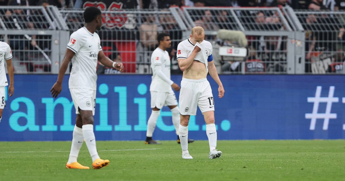 Frustrierte Gesichter in den Reihen der Hessen. DIe Eintracht wird Woche für Woche für die gleichen Fehler bestraft. (Bild: imago images / HMB-Media)