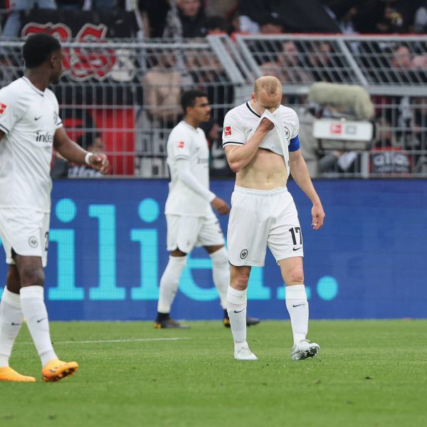  Frustrierte Gesichter in den Reihen der Hessen. DIe Eintracht wird Woche für Woche für die gleichen Fehler bestraft. (Bild: imago images / HMB-Media)