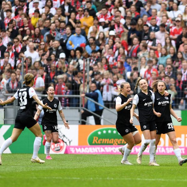  Die SGE-Frauen feiern die nächsten drei Punkte. (Bild: IMAGO / Treese)