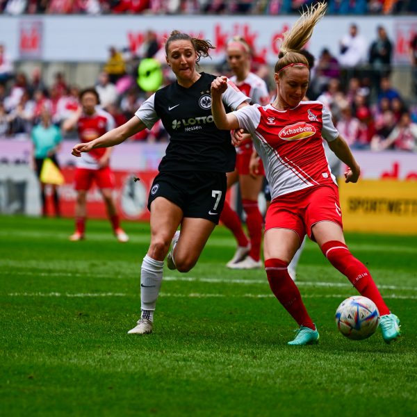  Lara Prasnikar (li.) und die SGE führen zur Pause. (Bild: IMAGO / Norina Toenges)