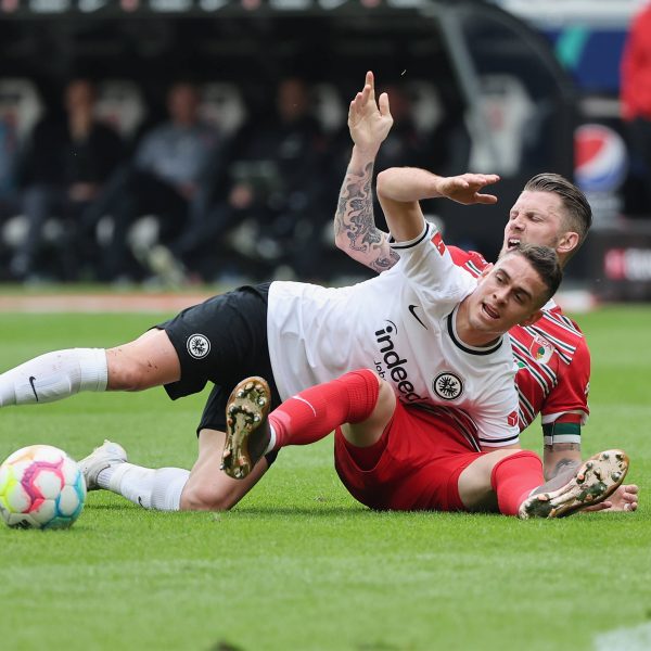  Viel Kampf, wenig Ertrag: Die SGE spielte auch gegen Augsburg nur Unentschieden. (Foto: IMAGO / HMB-Media)