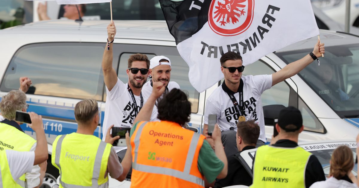  Jens Grahl mit seinen Torhüterkollegen beim Jubel über den Europa-League-Sieg 2022 (Foto: Rhode)