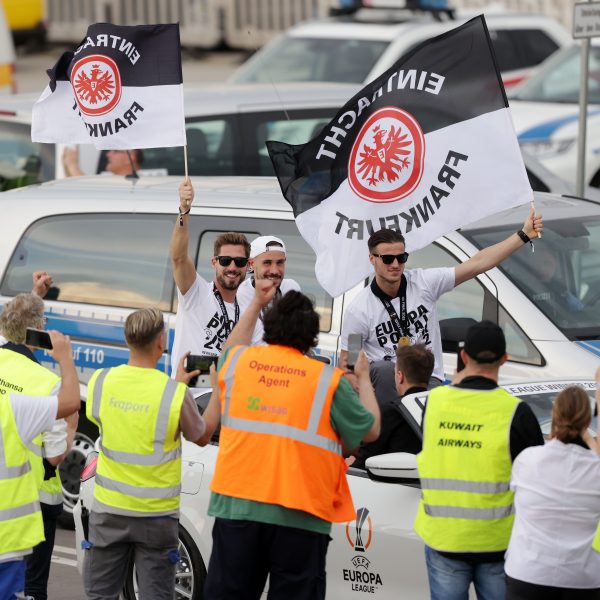  Jens Grahl mit seinen Torhüterkollegen beim Jubel über den Europa-League-Sieg 2022 (Foto: Rhode)