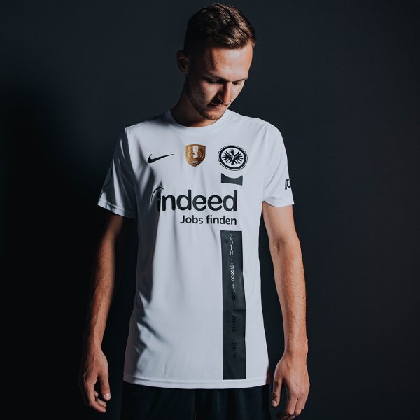  Das Finaltrikot war nach wenigen Stunden in allen Fanshops ausverkauft. (Bild: Eintracht Frankfurt)