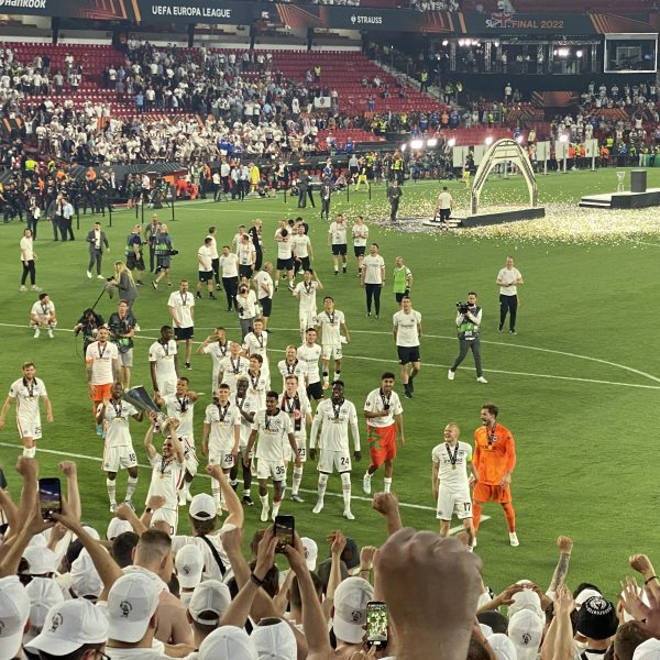  Die SGE mit dem Europapokal - das Ziel vieler Träume. (Foto: Florian Bauer)
