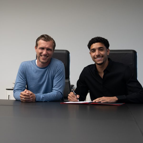  Omar Marmoush, hier bei der Vertragsunterschrift, hat sich verletzt. (Foto: Eintracht Frankfurt)