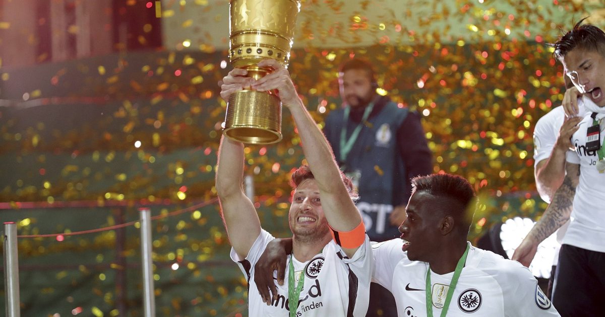  David Abraham hat 2018 den ganz großen Wurf geschafft mit seiner Mannschaft. (Foto: IMAGO / DeFodi)