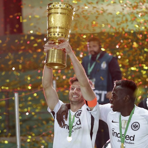  David Abraham hat 2018 den ganz großen Wurf geschafft mit seiner Mannschaft. (Foto: IMAGO / DeFodi)