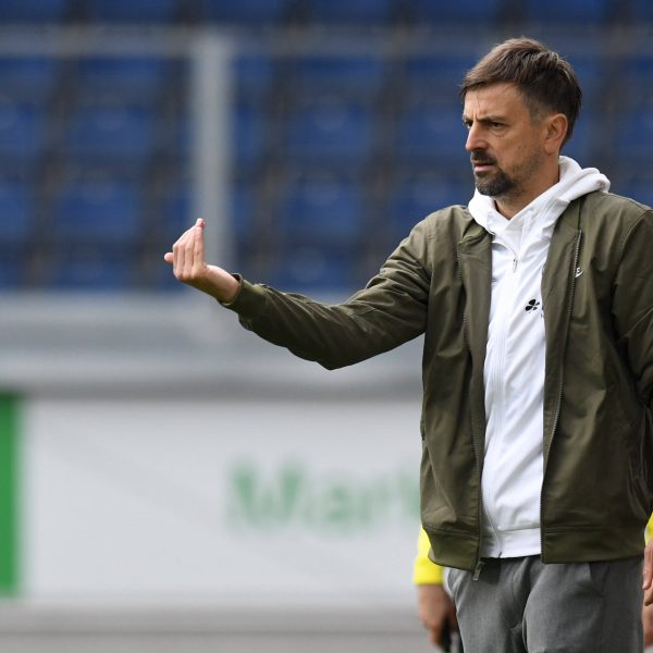  Niko Arnautis verlangt von seiner Mannschaft höchste Konzentration. (Bild: IMAGO / Eibner)