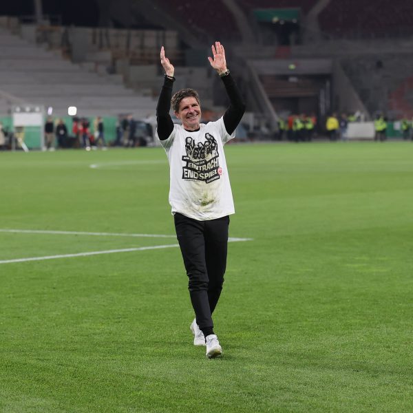  Viele Fans sind enttäuscht über den Abschied von Oliver Glasner und feiern seine Erfolge. (Bild: IMAGO / HMB-Media)