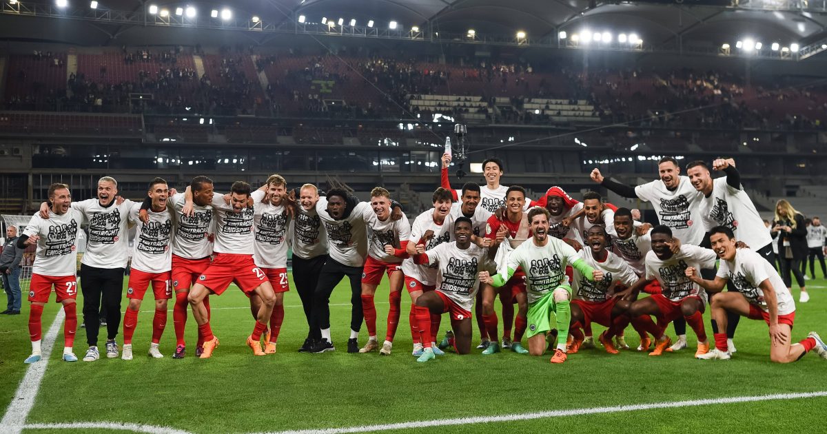 Die Eintracht feiert mit ihrem Sieg über Stuttgart den Einzug ins Pokalfinale. Große Freude bei den Spielern und Verantwortlichen. Ist das womöglich das Ende der Krise? (Bild: imago images / Eibner)