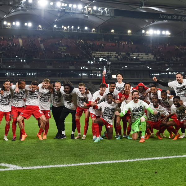  Die Eintracht feiert mit ihrem Sieg über Stuttgart den Einzug ins Pokalfinale. Große Freude bei den Spielern und Verantwortlichen. Ist das womöglich das Ende der Krise? (Bild: imago images / Eibner)