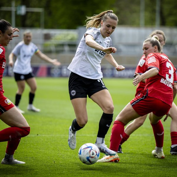  Von Leverkusen nicht zu stoppen: Lara Prasnikar (weißes Trikot). (Bild: IMAGO / Beautiful Sports)