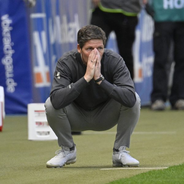  Eintracht-Trainer Oliver Glasner verzweifelt nicht nur an der Leistung seiner Mannschaft. (Bild: IMAGO / Michael Weber)