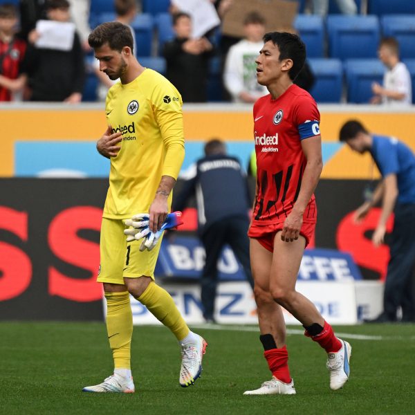  Hängende Köpfe bei Keeper Kevin Trapp und Routinier Makoto Hasebe nach der desolaten Partie gegen Hoffenheim. Die Hessen können zum zehnten Mal in Folge nicht gewinnen und präsentierten sich zudem erneut in einer besorgniserregenden Verfassung. (Bild: imago images / Jan Huebner)