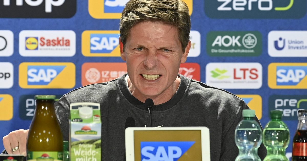  Cheftrainer Oliver Glasner überraschte auf der Pressekonferenz mit einer Wutrede. (Bild: IMAGO / Michael Weber)