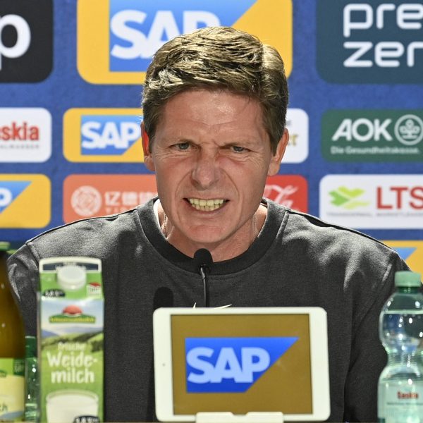  Cheftrainer Oliver Glasner überraschte auf der Pressekonferenz mit einer Wutrede. (Bild: IMAGO / Michael Weber)