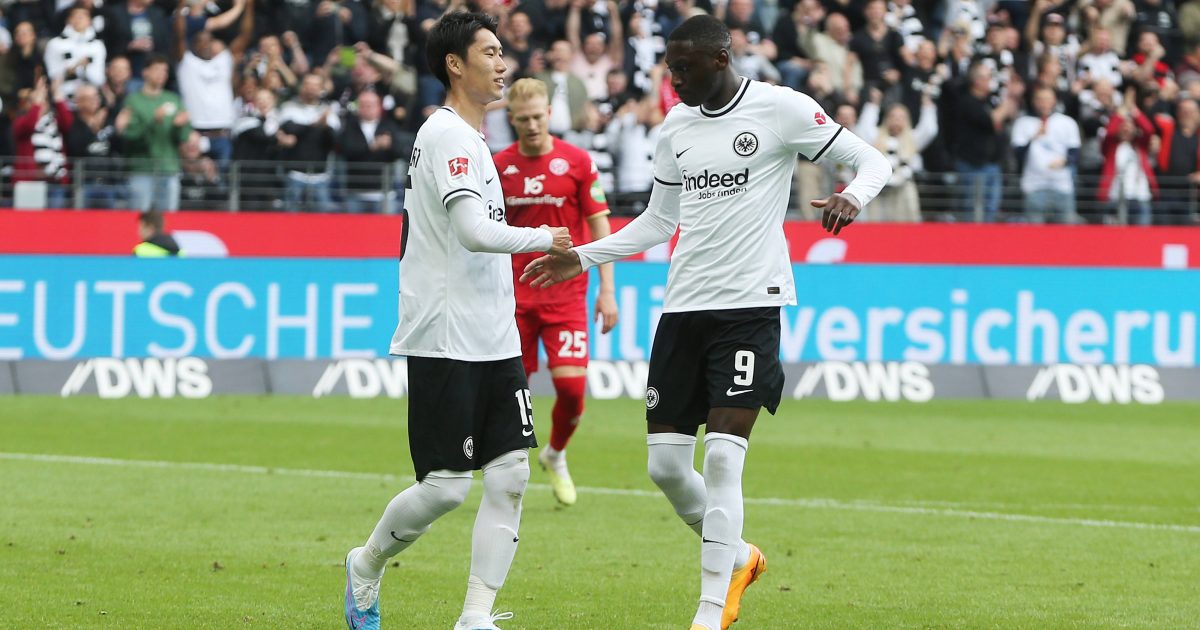  Daichi Kamada verwandelt den Elfmeter und jubelt mit Randal Kolo Muani. (Foto: imago/Jan Huebner)