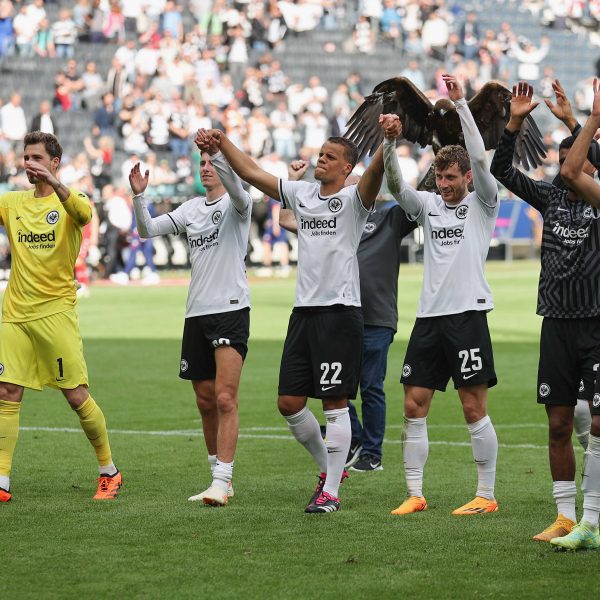  Endlich wieder lachende Gesichter bei der Eintracht. Nach zuletzt zehn sieglosen Ligaspielen konnten die Frankfurter gegen Mainz endlich wieder gewinnen. (Bild: imago images / HMB-Media)