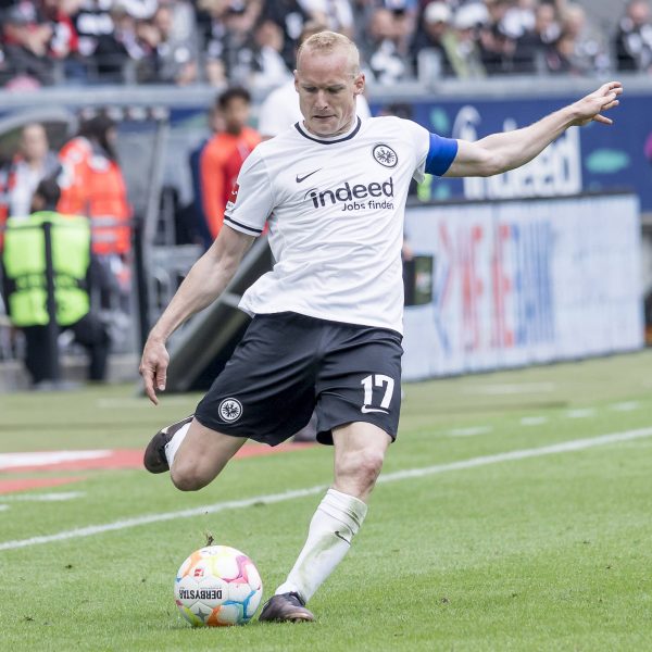  Sebastian Rode spricht über das Glasner-Aus. (Foto: IMAGO / Beautiful Sports)
