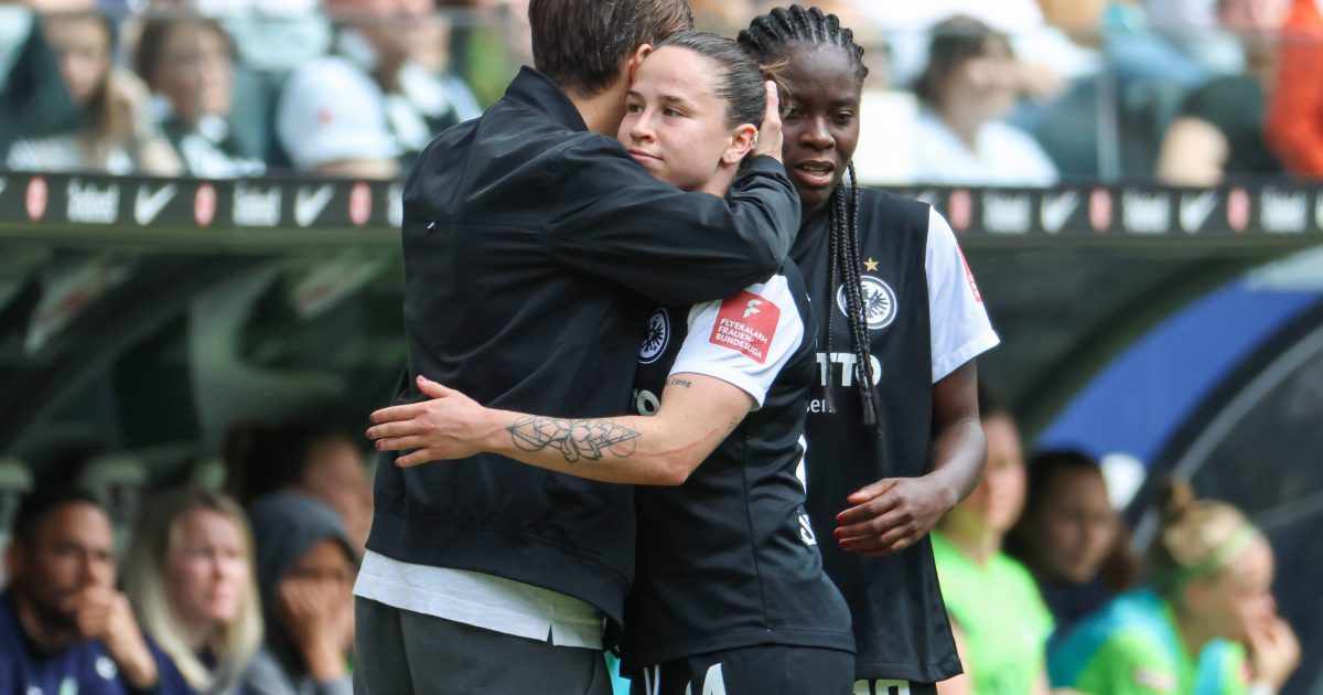  Trainer Niko Arnautis mit Géraldine Reuteler und Nicole Anyomi (v. li.) (Bild: IMAGO / Eibner)