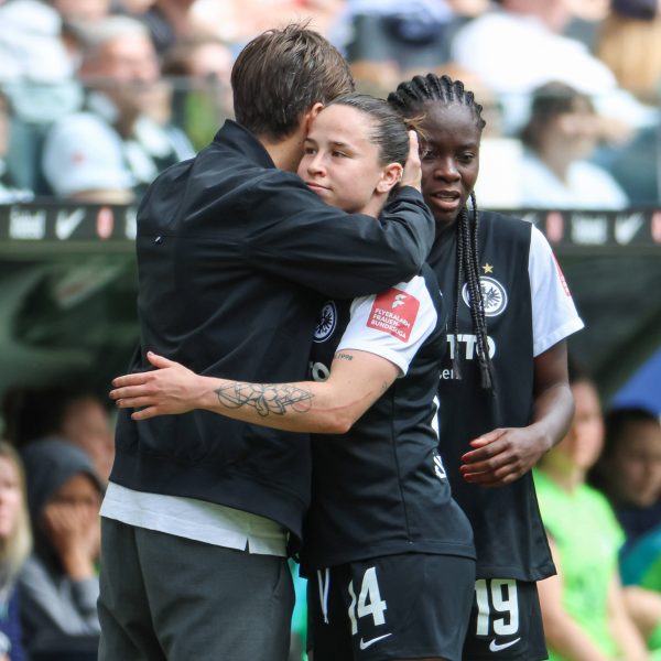  Trainer Niko Arnautis mit Géraldine Reuteler und Nicole Anyomi (v. li.) (Bild: IMAGO / Eibner)