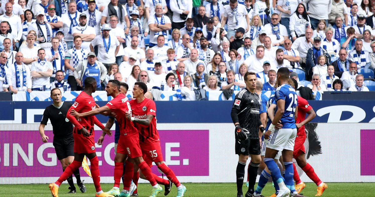  (Randal Kolo Muani muss von seinem Teamkollegen bei hitzigem Spiel auf Schalke zurückgehalten werden. Bild: IMAGO / Pakusch)