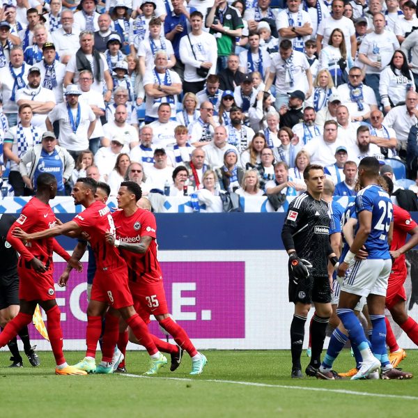  (Randal Kolo Muani muss von seinem Teamkollegen bei hitzigem Spiel auf Schalke zurückgehalten werden. Bild: IMAGO / Pakusch)