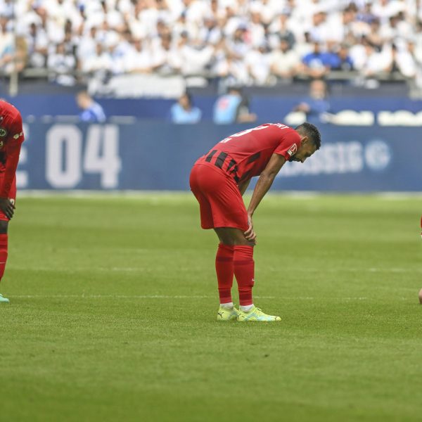  Die Eintracht verspielte eine 2:1 Führung auf Schalke. (Bild: IMAGO / pepphoto)