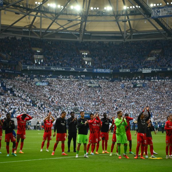  Die Eintracht spielt trotz 2:1-Führung am Ende nur Unentschieden gegen Schalke 04 und muss die Europa-Träume über die Liga wohl allmählich begraben. (Bild: imago images / Vitalii Kliuiev)