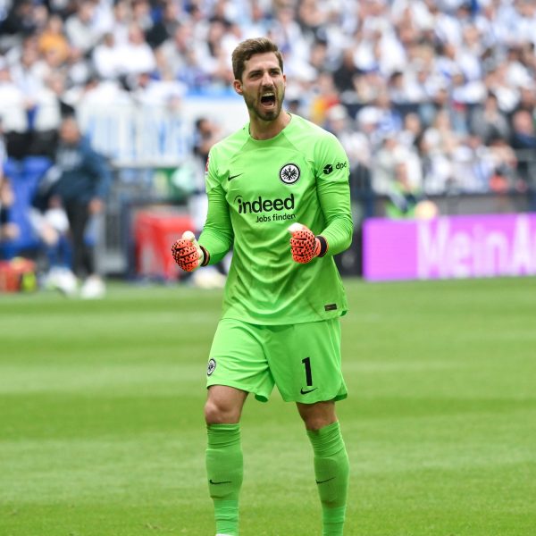 Kevin Trapp sicherte der Mannschaft gegen Schalke den Punktgewinn (Bild: IMAGO images / Team 2)